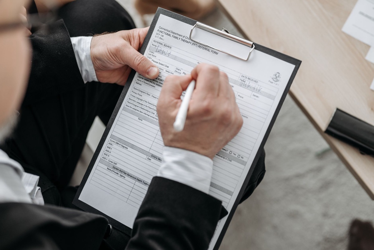 Eigenaar tekent verzekeringsdocument