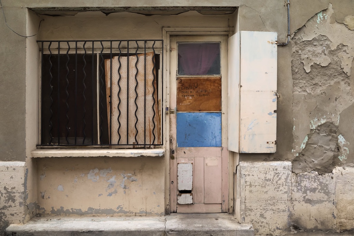 casa con finestra rotta