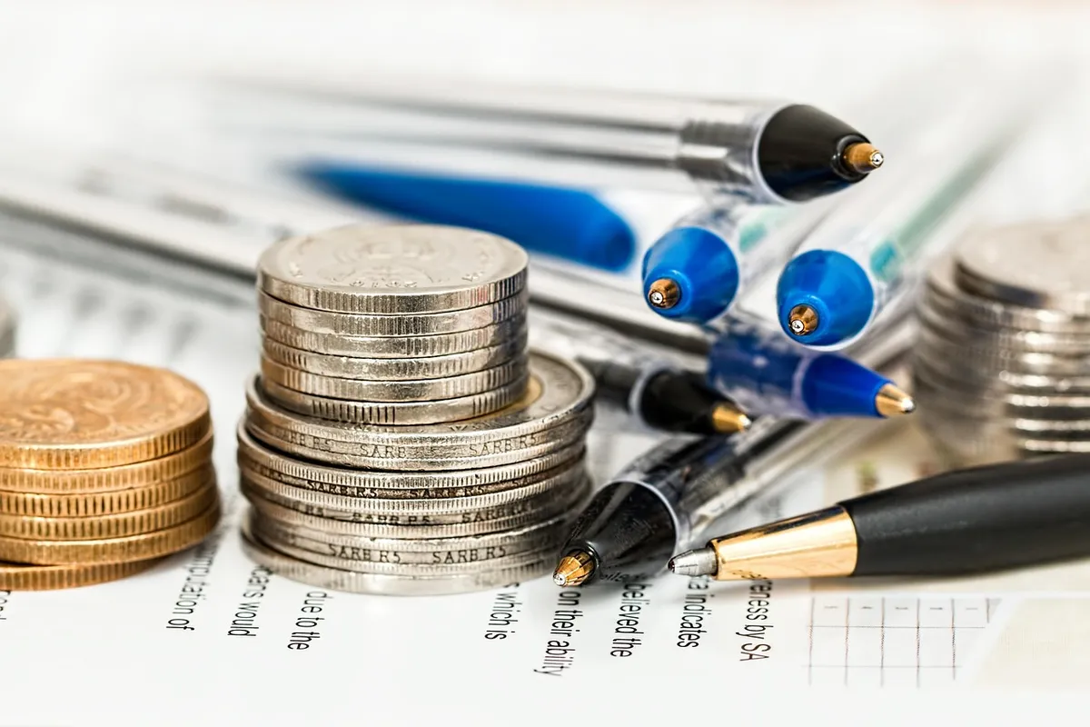 コイン、通貨、投資、保険、現金、銀行、金融、ビジネス、お金、成功、節約概念、節約、貯金、お金の山、投資